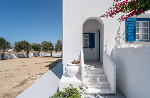 Mikri Vigla Apartment | Cozy Ground Floor Double Apartment with Garden View