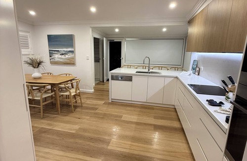 Forresters Beach House | Cozy House in Forresters Beach - modern interiors