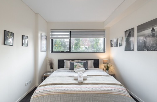 Homebush Apartment | Cozy Kingbed Apt Study Homebush Sleeps 5