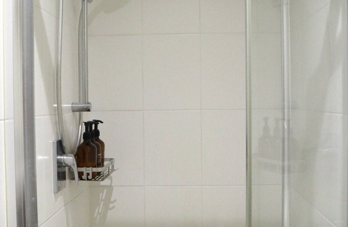 Waitara Apartment | Cozy Minimalist 1 Br Apt near Hornsby mall & trains