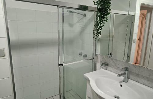 Carlingford House | Cozy Queen Room close to Shops and Station - NC2