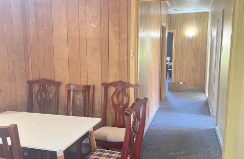 Pendle Hill House | Cozy Queen Room Close to Shops and Station - PH4