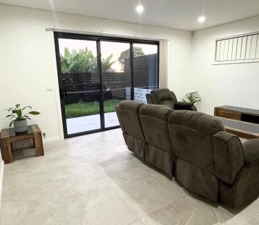 Guildford House | Cozy Queen Room in Modern Home! - OR3