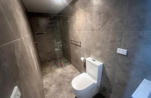 Guildford House | Cozy Queen Room in Modern Home! - OR3