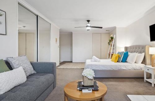Crows Nest Apartment | Cozy Retreat with Balcony in Crows Nest