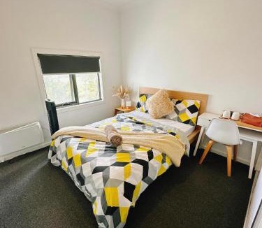 Cranbourne West House | Cozy room in Cranbourne