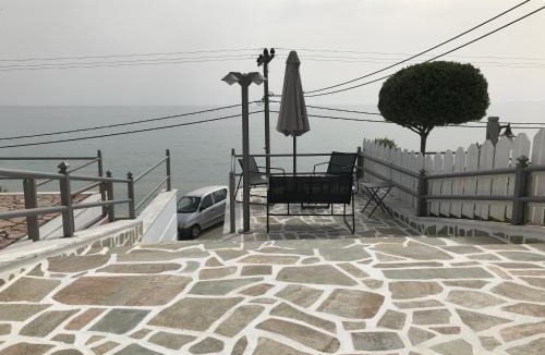 Loutsa Apartment | Cozy seafront loft - Kat's rentals