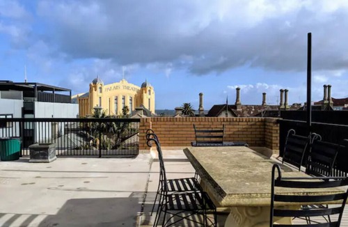 St Kilda Apartment | Cozy St Kilda Queen Studio Free Parking Wifi