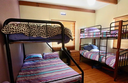 Lakes Entrance House | Cozy Unit with pool just outside and fireplace 2mins drive to beach or town