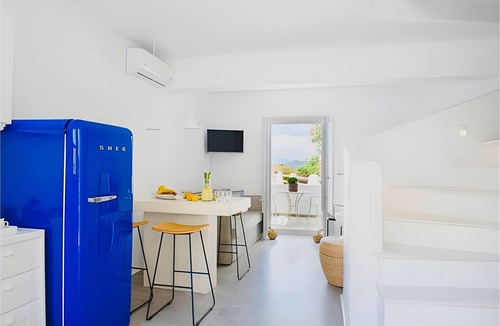 Naxos Town Villa | Cozy villa with private jacuzzi, 5 minutes from Naxos town!