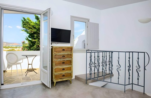 Naxos Town Villa | Cozy villa with private jacuzzi, 5 minutes from Naxos town!