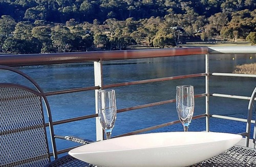 Lake Crackenback Apartment | Crackenback 2 - Lakeside Over the Water Apartment with resort facilities