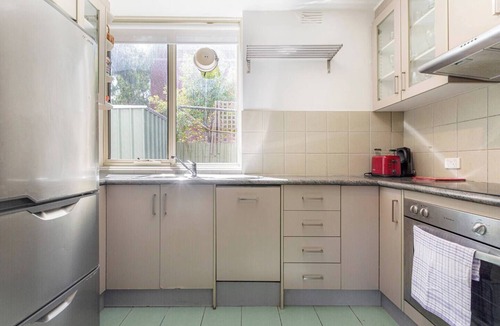 Hawthorn Apartment | Crimson Clover Cosy Retreat near Swinburne Uni
