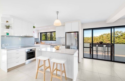 Sunshine Beach Apartment | Crystal Shores Unit 1, 200m to beach, dog friendly