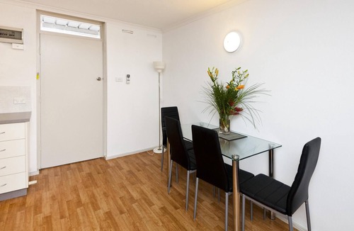 Daglish Apartment | Cute and affordable park side accommodation Queen bed