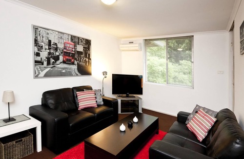 Daglish Apartment | Cute and affordable park side accommodation Queen bed