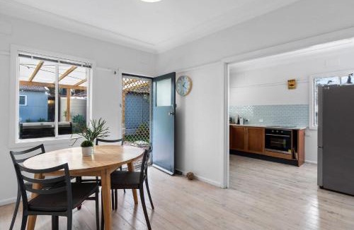 Wamberal Apartment | Cute Beach Escape 50m to Wamberal Beach