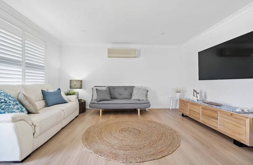 Caves Beach House | Cute Caves Beach Cottage - Family & Pet Friendly - 7 min walk to Beach.