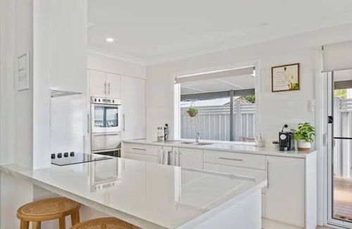 Caves Beach House | Cute Caves Beach Cottage - Family & Pet Friendly - 7 min walk to Beach.