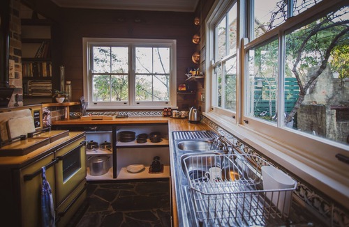 Milton House | Cutest Cottage in heart of Milton - Queen Bee (and dog friendly too!)