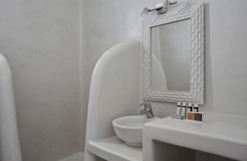 Santa Maria Bed & Breakfast | CYCLADES - Semi Based Apartment with Indoor Garden - Part Of White Dunes Luxury Boutique Hotel