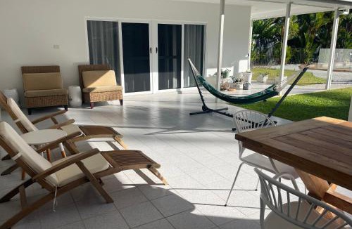 Kewarra Beach House | Da White Beachfront House Near Palm Cove