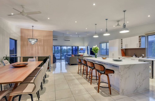 Stuart Park House | Darwin City Lights - city skyline views and jacuzzi