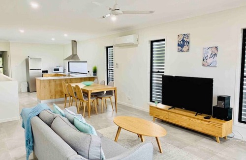 Whitsundays Villa | Daydreaming Airlie Beach Water views & moments to boardwalk.
