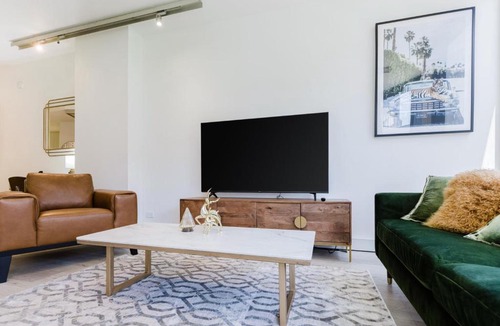 Docklands Apartment | Deco Inspired Delight Near Mavel