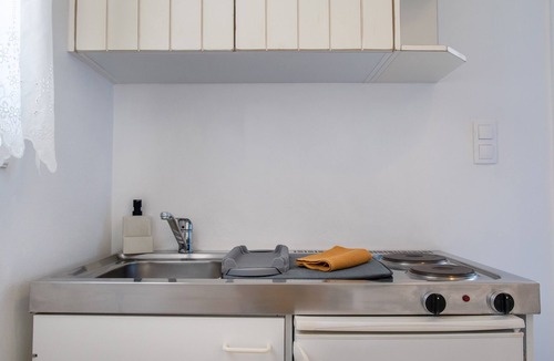 Mikri Vigla Apartment | Deluxe Ground Floor Double Room with King Bed