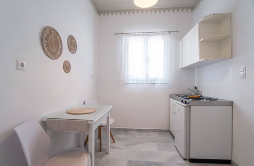 Mikri Vigla Apartment | Deluxe Ground Floor Double Room with King Bed