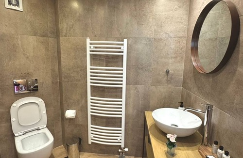 Kaisariani Apartment | Deluxe Queen or 2 Single Beds - R5 with balcony