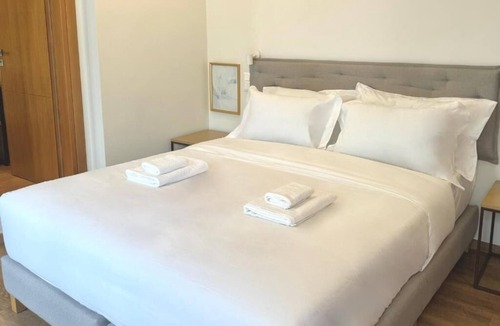 Kaisariani Apartment | Deluxe Queen or 2 Single Beds - R5 with balcony