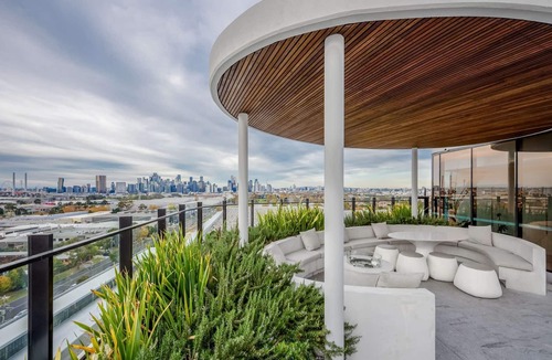 Port Melbourne Condo | Deluxe Sanctuary with Amazing Views and 2 Parking Spaces
