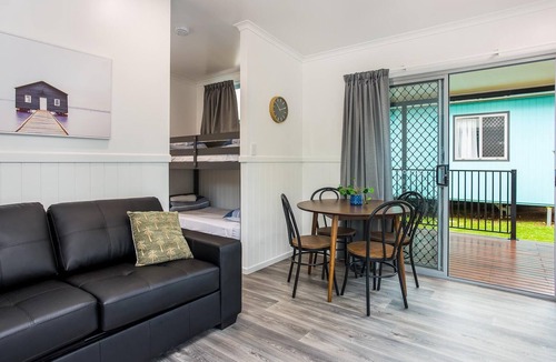 Tinaroo Villa | Deluxe Villa 2 BR - Fully self-contained, 1 Queen, 1 Sofa, 1 Bed