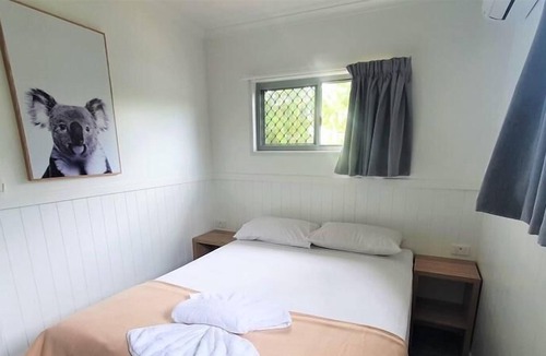 Tinaroo Villa | Deluxe Villa 2 BR - Fully self-contained, 1 Queen, 1 Sofa, 1 Bed