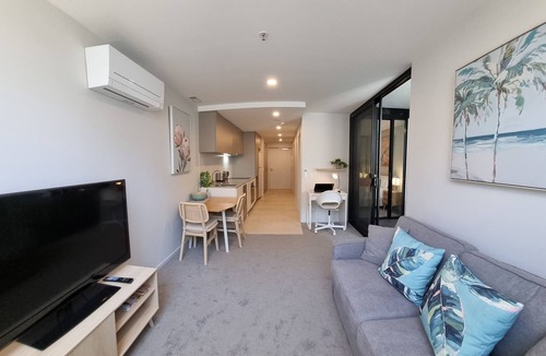 Greenway Apartment | Designer Gem! Comfort with Style. Boosts rooftop pool, spa, sauna & park.