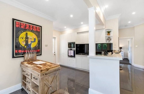 Lake Wendouree House | Devon by the lake - A bright light filled home right in the heart of Ballarat