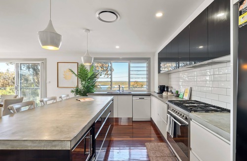 Budgewoi House | Diamond Head Manor - Pool, Water Views, Central