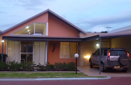Collingwood Park Apartment | Dillon 7. Beachside apartment