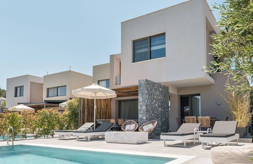 Pefkochori Villa | Dionisos Luxury Villas. Private Villas with private pools for rent.