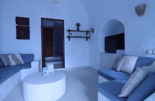 Exo Gonia Villa | Dionysos Cave Villa with Plunge Pool Near Wineries