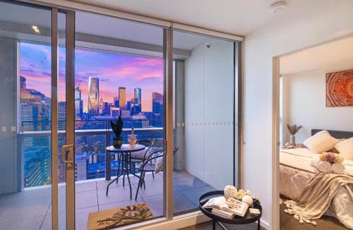 Docklands Apartment | Docklands Harbour & City Views Pool, Free Onsite Parking , Yoga & Gym