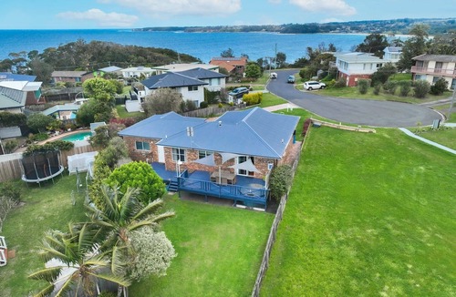 Mollymook Beach House | Dog friendly Mollymook Beach house with Hot spa, Aircon and coffee machine