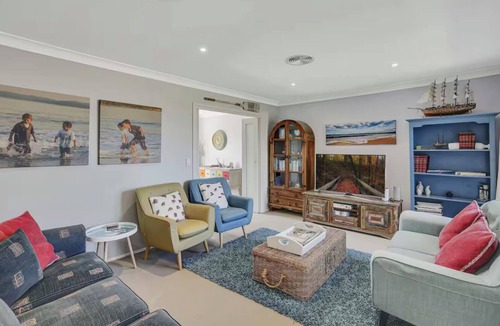 Mollymook Beach House | Dog friendly Mollymook Beach house with Hot spa, Aircon and coffee machine