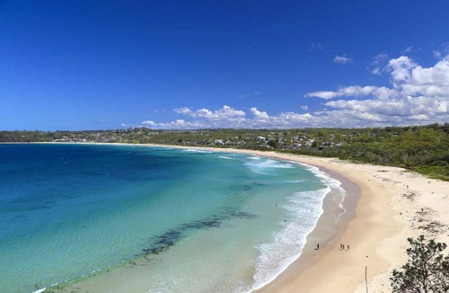 Mollymook Beach House | Dog friendly Mollymook Beach house with Hot spa, Aircon and coffee machine