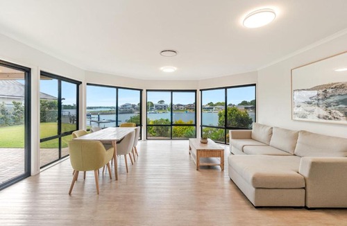 Yamba House | Dolphin Waters - Waterfront Delight