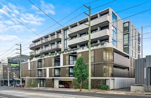 Hawthorn Apartment | Domi Rentals - The Skywalker