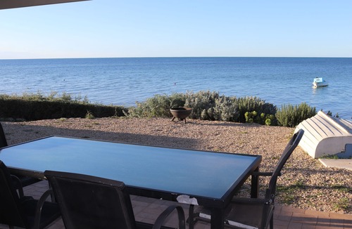 Carribie House | Dot n Pats ~ Absolute Beachfront! Free Wifi