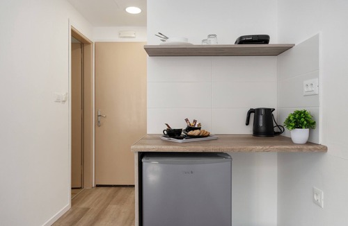 Pedi Apartment | Double 9 Room with Private Balcony, Wi-Fi and Air Conditioning